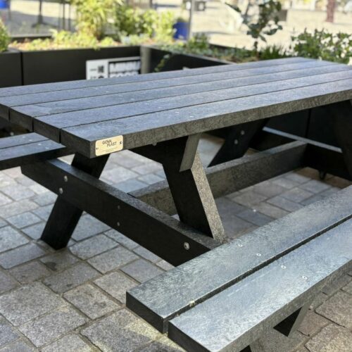 Kunststof Picknickset Oslo Mensa 11 Duurzame picknicktafels geplaatst in de openbare ruimte bij Foodclub Minna in het centrum van Groningen